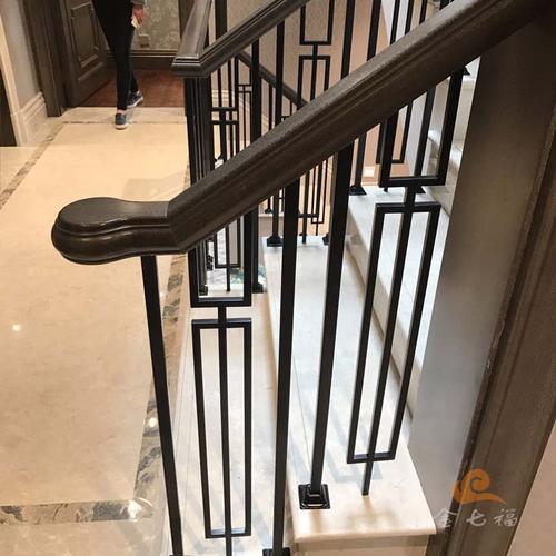 厂家销售新中式风格铁艺护栏黑色烤漆实木面扶手金属楼梯防护扶手